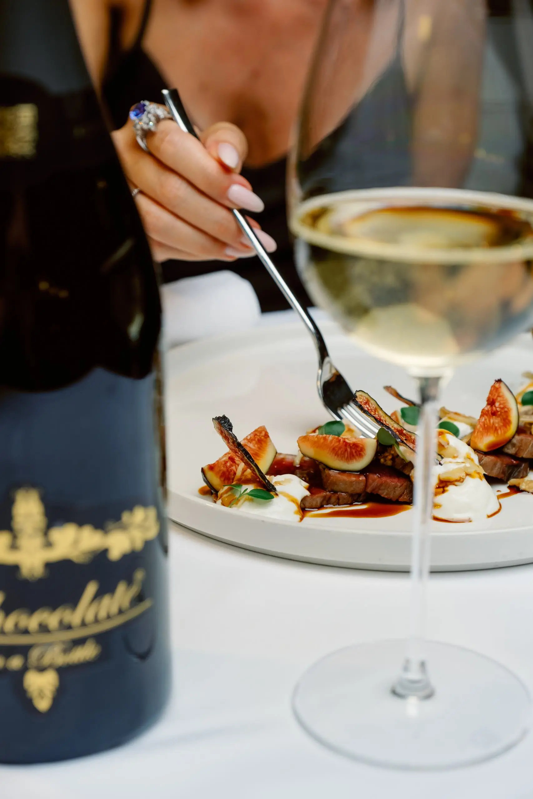 Thon rouge aux figues noires, mousse de yaourt grec, noix et sauce teriyaki