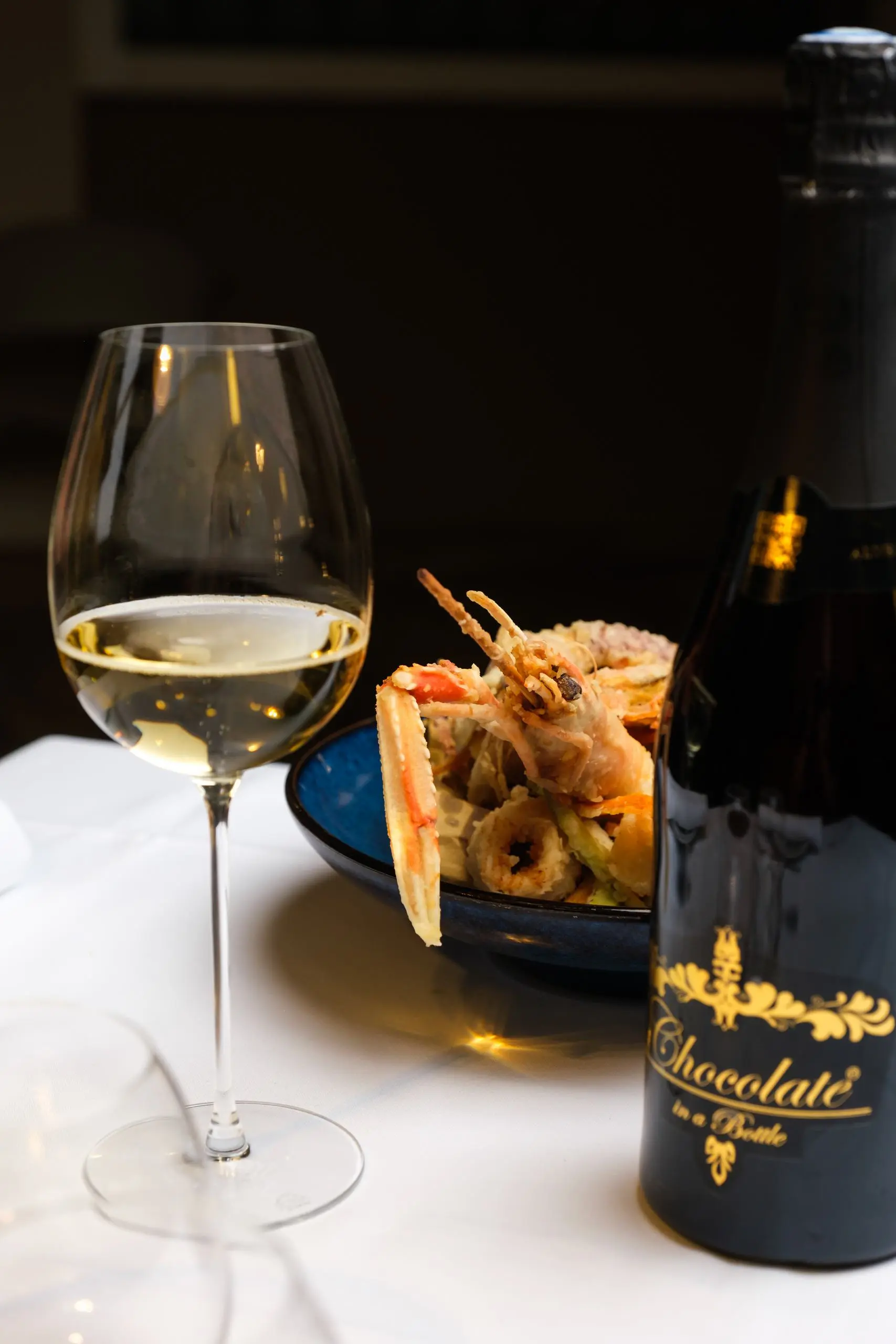 Fruits de mer frits avec calamars, langoustines et crevettes