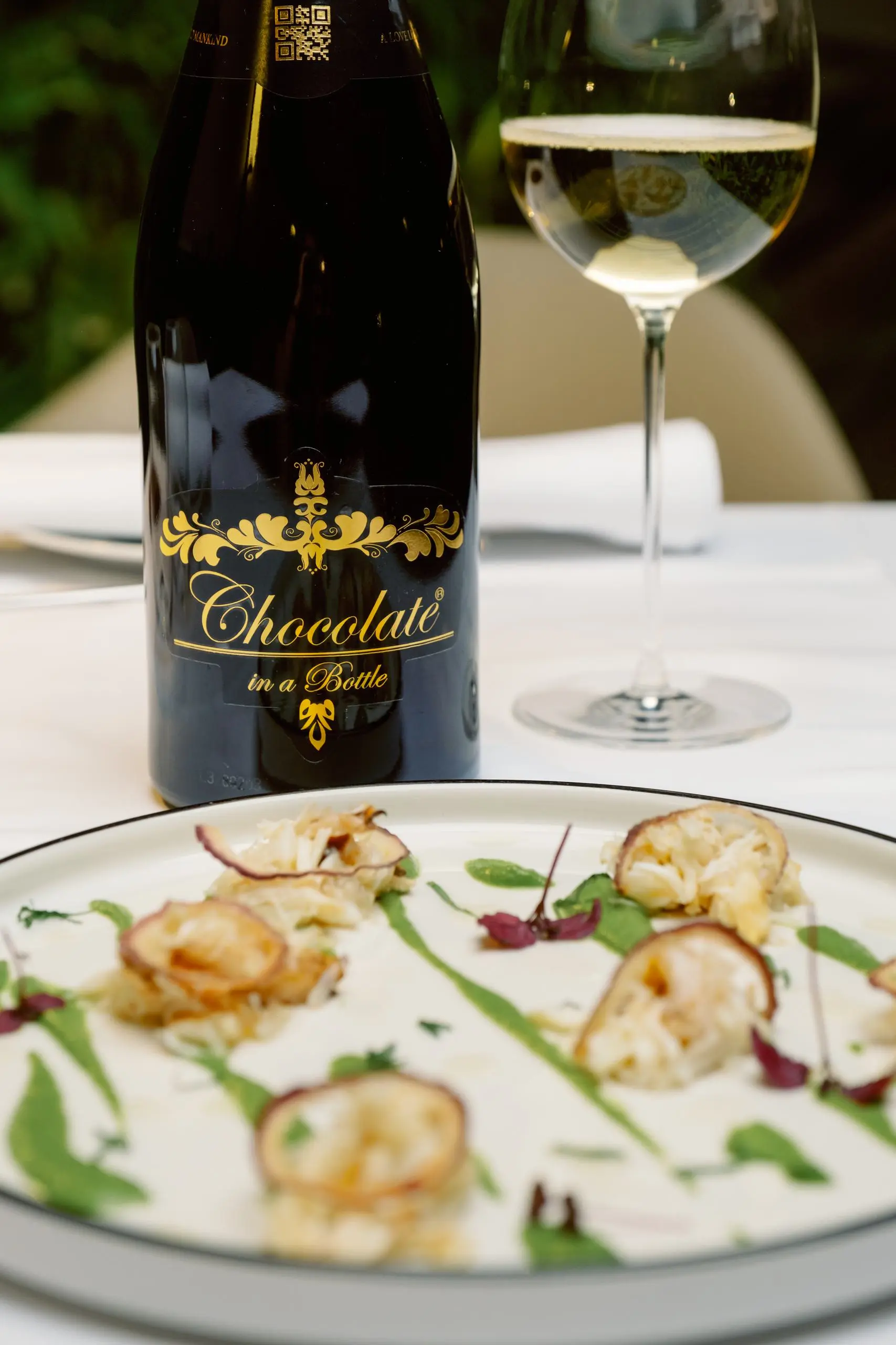 Crabe de mer : Salade de crabe, crème de laitue et d'algues, essence de citron, menthe et gingembre avec oignon croquant