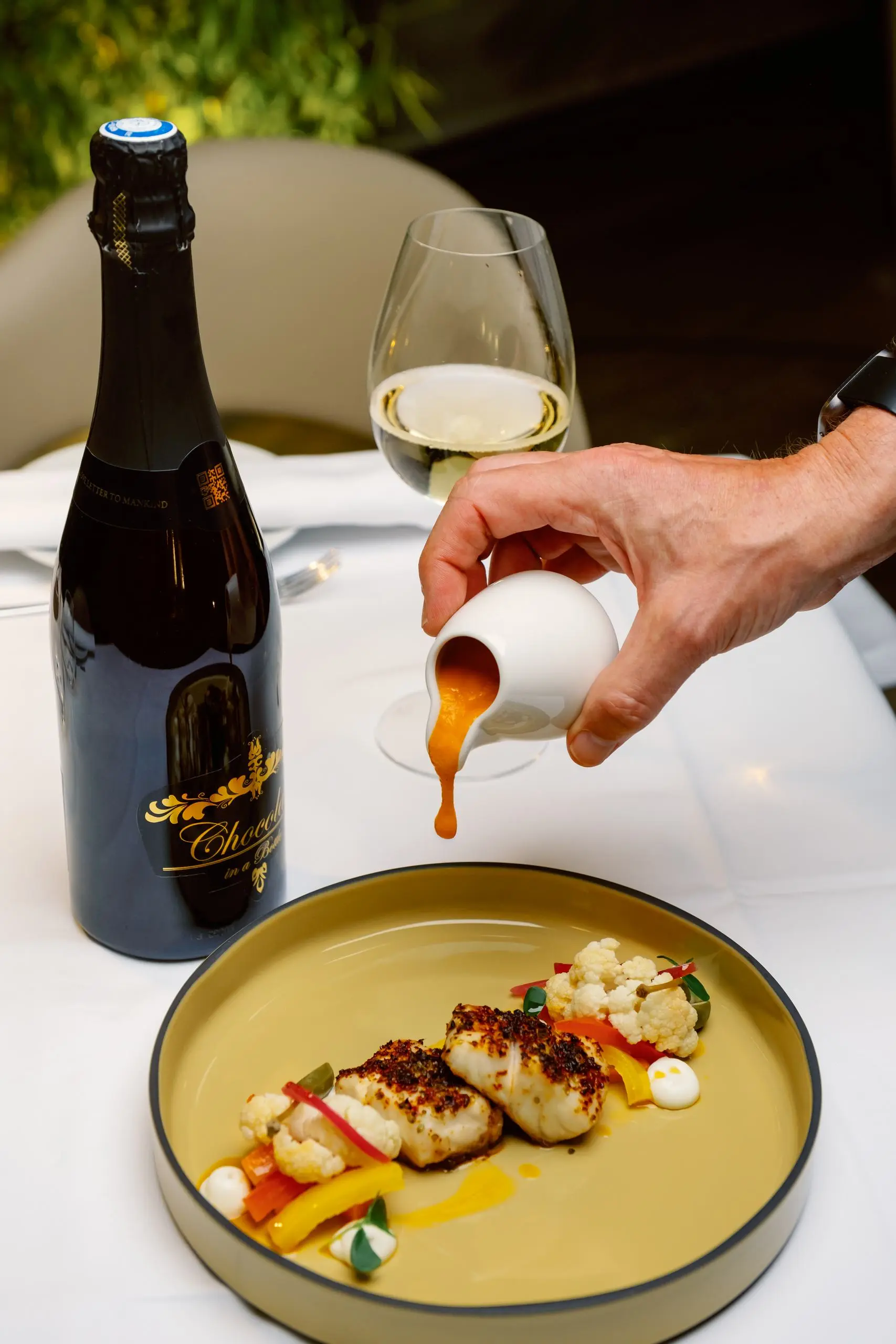 Bar gratiné au poivre crusco, stracciatella, nduja, crème de poivre et giardiniera de légumes