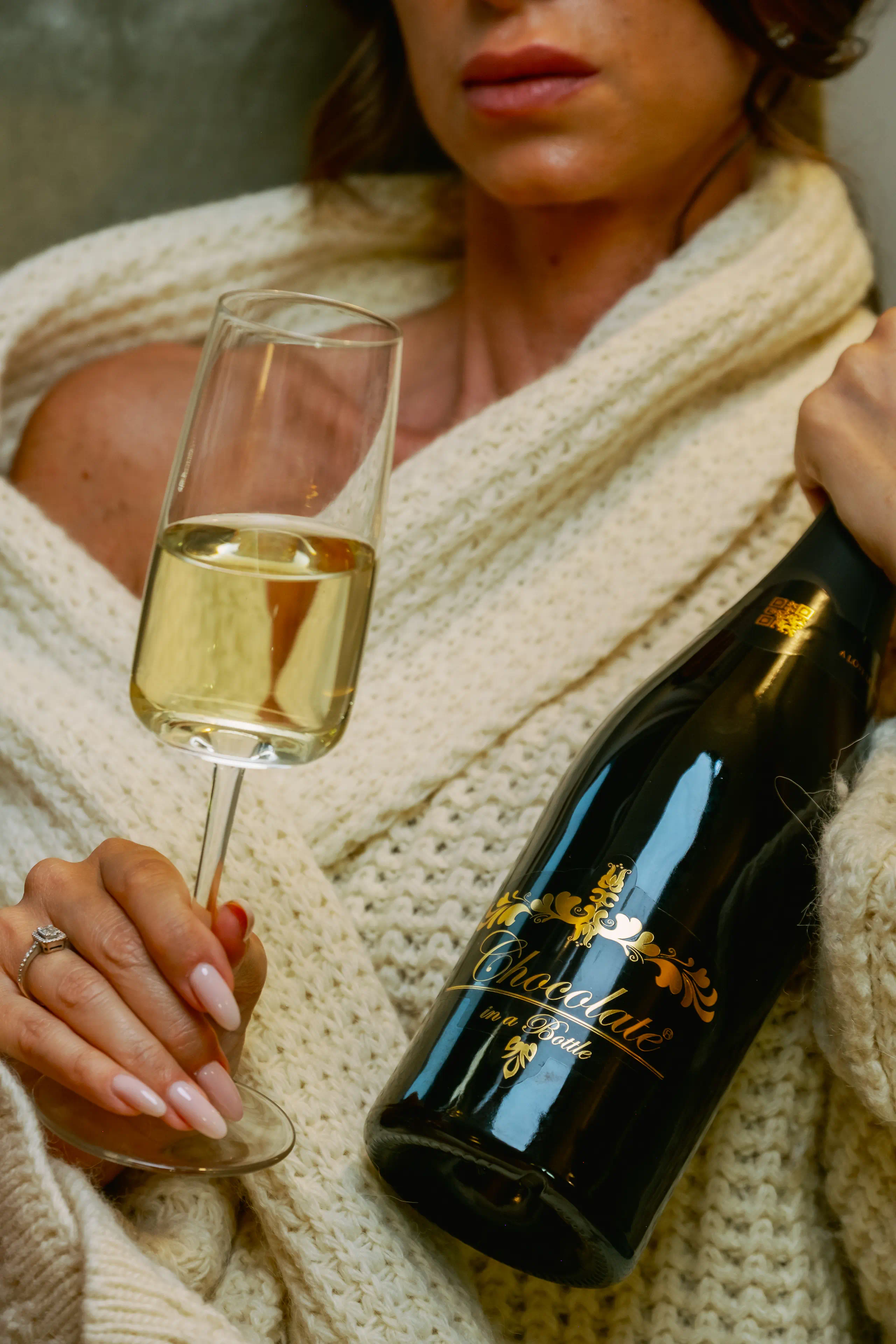 Claudia Tosato tenant du Chocolate in a Bottle